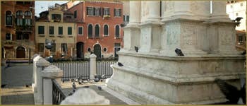 Pigeons, Campo San Giovanni e Paolo, au pied de la statue de Bartolomeo Colleone dans le Sestier du Castello à Venise.