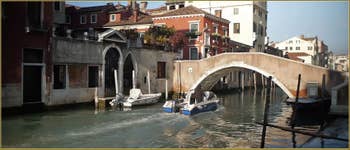 Le pont Cavallo sur le rio dei Mendicanti, dans le Sestier du Castello à Venise.