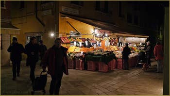 Marchand de fruits et légumes, Rio Terà Barba Frutariol, dans le Sestier du Cannaregio à Venise.