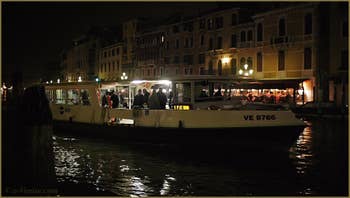 Vaporetto sur le Grand Canal à Venise.