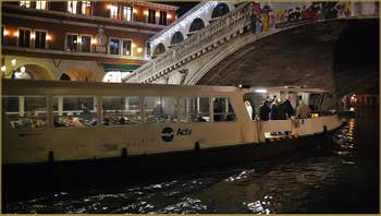 Vaporetto sous le pont du Rialto sur le Grand Canal à Venise.