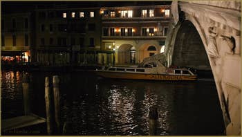 Le pont du Rialto sur le Grand Canal à Venise.
