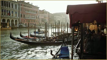 Gondoles sur le Grand Canal à Venise.