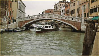 Vaporetto sous le pont de le Guglie, dans le Sestier du Cannaregio à Venise.