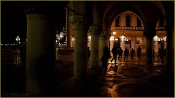 Sous les arcades du Palais des Doges à Venise.