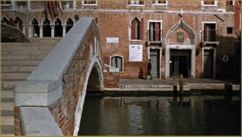 Le pont de Ca' Marcello et le rio del Malcanton, frontière entre les Sestieri de Santa Croce et du Dorsoduro à Venise.