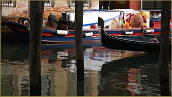 Les beaux reflets du rio del Malcanton, entre Santa Croce et le Dorsoduro à Venise.
