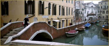 Le pont et la Fondamenta dei Preti, dans le Sestier du Castello à Venise.