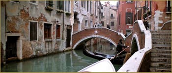 Au fond, le pont del Paradiso, dans le Sestier du Castello à Venise.