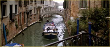 Rio de Palazzo o de Canonica, tout au fond, le pont des Soupris, dans le Sestier de Saint-Marc à Venise.