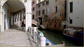 Le rio Sant' Antonin et le pont de Corte Nova, dans le Sestier du Castello à Venise.