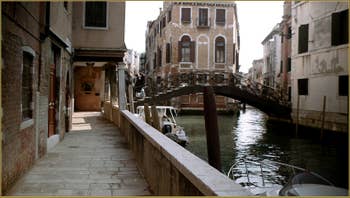La Fondamenta dei Felzi et le pont dei Consafelzi ou Pinelli, dans le Sestier du Castello à Venise.