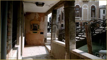 La Fondamenta dei Felzi et le pont dei Consafelzi ou Pinelli, dans le Sestier du Castello à Venise.