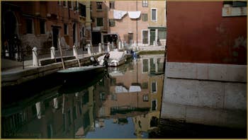 Reflets sur le rio de le Gorne, le long de la Fondamenta dei Penini, dans le Sestier du Castello à Venise.