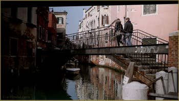 Le pont Storto (tordu) sur le rio de San Martino, dans le Sestier du Castello à Venise.