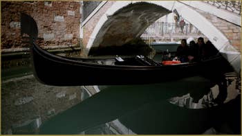 Gondole sous le pont Cavagnis, dans le Sestier du Castello à Venise.
