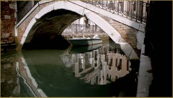 Magnifiques reflets sous le pont Cavagnis, dans le Sestier du Castello à Venise.