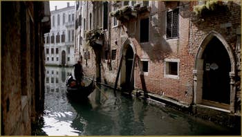 Gondole sur le rio de San Severo, dans le Sestier du Castello à Venise