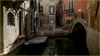 Le rio Terà Sant' Aponal et le pont Storto, dans le Sestier de San Polo à Venise.