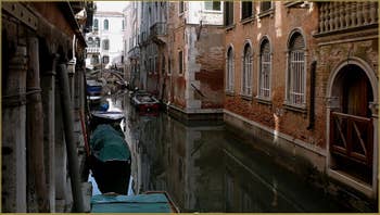 Reflets sur le rio de Sant' Aponal, dans le Sestier de San Polo à Venise.