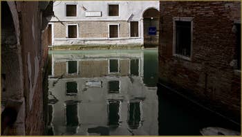 Reflets sur le rio de la Madoneta, dans le Sestier de San Polo à Venise.