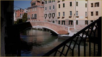 Le rio et le pont Sant' Agostin vus depuis le pont Donà, dans le Sestier de San Polo à Venise.