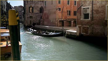 Gondole sur le rio di San Polo Amalteo, dans le Sestier de San Polo à Venise.