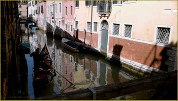 Gondole glissant dans les reflets du rio Priuli o de Santa Sofia, dans le Sestier du Cannaregio à Venise.