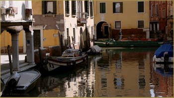 Le joli Sotoportego de la Guerra, le long du rio Priuli o de Santa Sofia, dans le Sestier du Cannaregio à Venise.