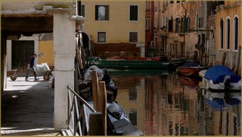 Le joli Sotoportego de la Guerra, le long du rio Priuli o de Santa Sofia, dans le Sestier du Cannaregio à Venise.