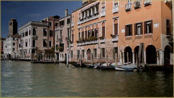 Le Grand Canal de Venise, au fond, le Campanile de San Geremia et, sur la droite, le palais Gritti et sa façade de couleur orange pâle, dans le Sestier du Cannaregio à Venise.