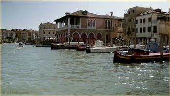 Face au Grand Canal, le bâtiment de la Pescaria, le marché aux poissons du Rialto, dans le Sestier de San Polo à Venise.