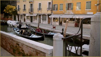 Gondole sur le rio de San Vio, dans le Sestier du Dorsoduro à Venise.