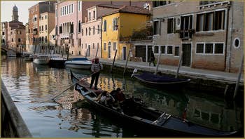 Reflets sur le rio dei Ognissanti, dans le Sestier du Dorsoduro à Venise.