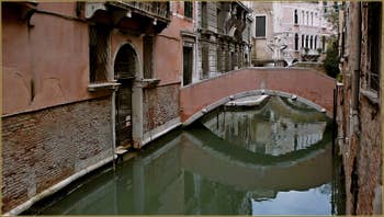 Le pont privé du Palazzo Pasqualigo, sur le rio de Ca' Widmann, dans le Sestier du Cannaregio à Venise.