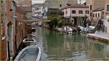 Le rio de la Sensa et le petit pont en bois dei Muti, dans le Sestier du Cannaregio à Venise.