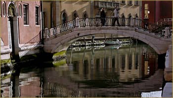 Le pont Rosso, le long de la Fondamenta dei Cereri, dans le Sestier du Dorsoduro à Venise.