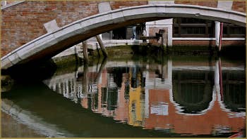 Reflets sous le pont de Ca'Marcello à Venise