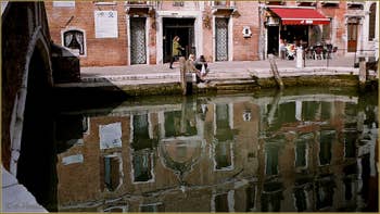 Reflets sur le rio del Malcanton, devant la Salizada San Pantalon, dans le Sestier de Santa Croce à Venise.