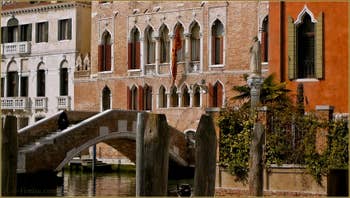 Le très beau Palazzo Marcello, devant le pont de Ca' Marcello, dans le Sestier de Santa Croce à Venise.