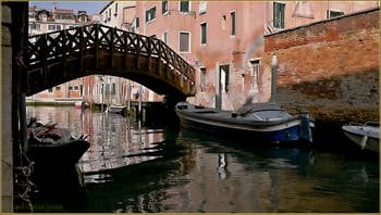 Le pont Vinanti, trait d'union entre les Sestieri de Santa Croce et du Dorsoduro, sur le rio de San Pantalon à Venise.