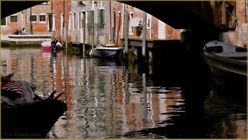Reflets sous le pont Vinanti, sur le rio de San Pantalon à Venise.