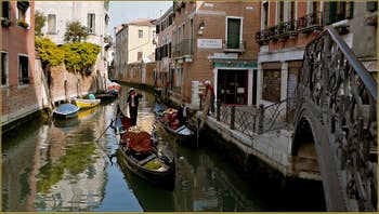 Gondole sur le Rio Marin, dans le Sestier de Santa Croce à Venise.