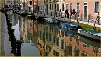 Les superbes reflets du rio Marin, le long des Fondamente Marin et Garzoti, dans le Sestier de Santa Croce à Venise.