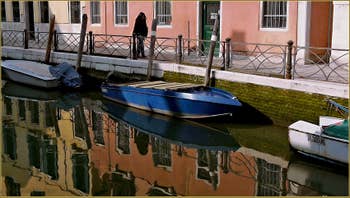 Les reflets du rio Marin, le long de la Fondamenta Marin o Garzoti, dans le Sestier de Santa Croce à Venise.