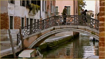 Le pont Bembo sur le rio de San Zan Degola, dans le Sestier de Santa Croce à Venise.