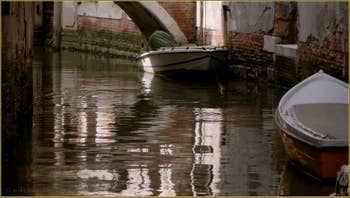Reflets sur le rio de la Madalena, dans le Sestier du Cannaregio à Venise