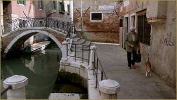 La Fondamenta de le Colonete le long du rio de la Madalena et le pont Correr, dans le Sestier du Cannaregio à Venise.