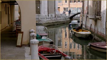 Le Sotoportego de le Colonete le long du rio de la Madalena, dans le Sestier du Cannaregio à Venise.