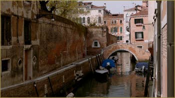 La Fondamenta et le rio dei Grimani, au fond, le pont Moro, dans le Sestier du Cannaregio à Venise.
